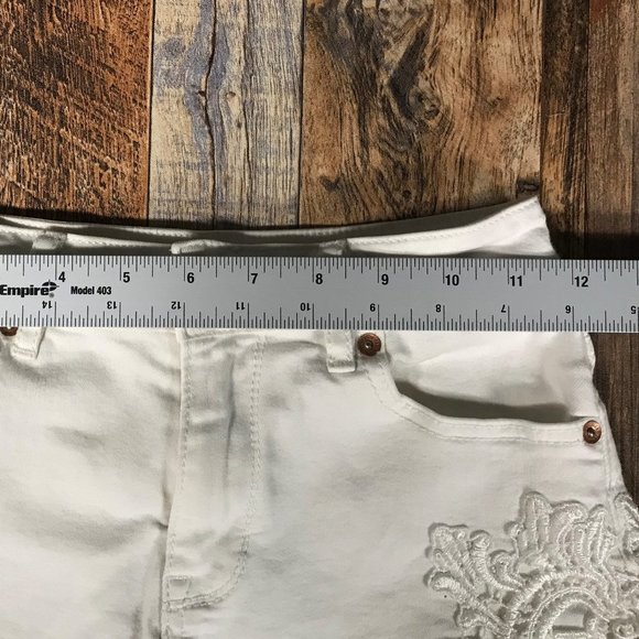 Bullhead Denim Co high rise shorts, white, size 0. (#SUM106) - Picture 4 of 5